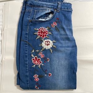 Sandpiper Plus Size Embroidered Capri Jeans Sz 22